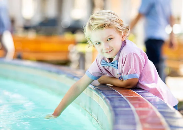 Cute Young Caucasian Boy Enjoying Fountain Park — Stock Photo, Image