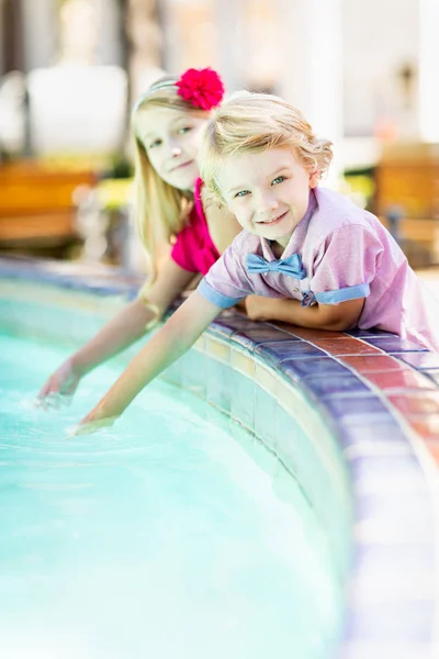 Cute Young Caucasian Brother Sister Enjoying Fountain Park — Stock Photo, Image