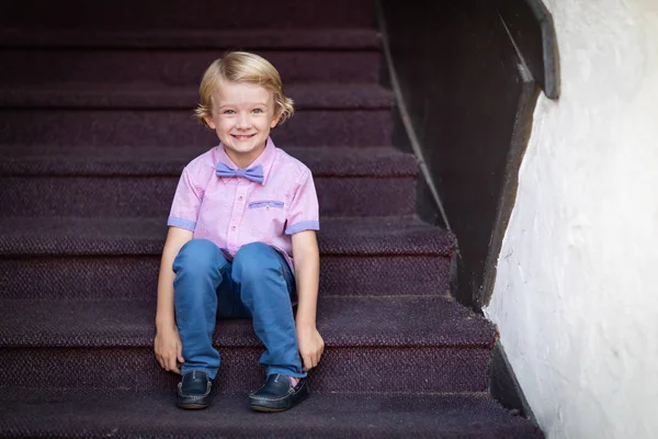 Mignon Jeune Caucasien Garçon Portrait Assis Sur Escalier Marches — Photo