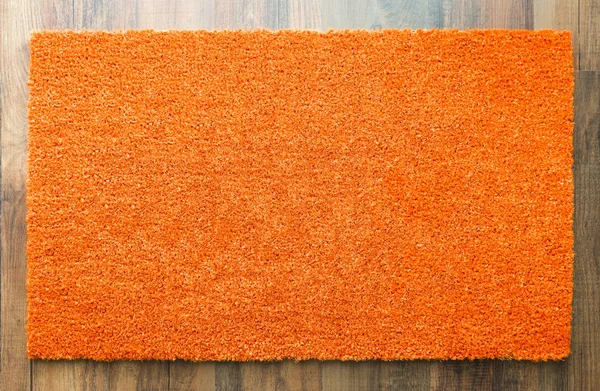 Κενό Πορτοκαλί Ευπρόσδεκτο Χαλί Στο Ξύλινο Πάτωμα Φόντο Έτοιμο Για — Φωτογραφία Αρχείου