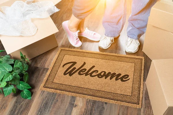 Man Woman Standing Welcome Mat Moving Boxes Plant — Stock Photo, Image