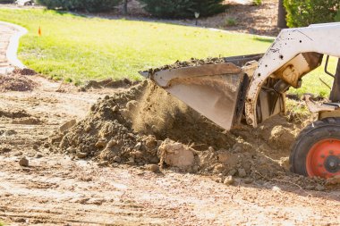 Küçük Buldozer Havuz Kurulumu İçin Bahçede Kazıyor