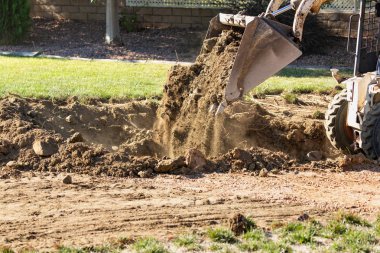 Küçük Buldozer Havuz Kurulumu İçin Bahçede Kazıyor