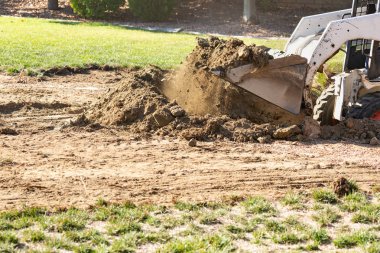 Küçük Buldozer Havuz Kurulumu İçin Bahçede Kazıyor