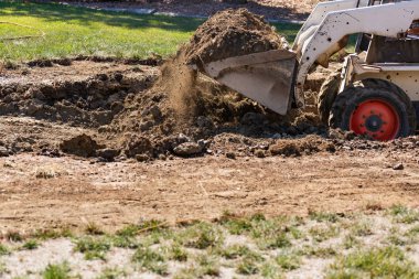 Küçük Buldozer Havuz Kurulumu İçin Bahçede Kazıyor