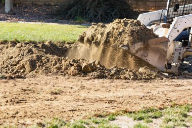 Küçük Buldozer Havuz Kurulumu İçin Bahçede Kazıyor