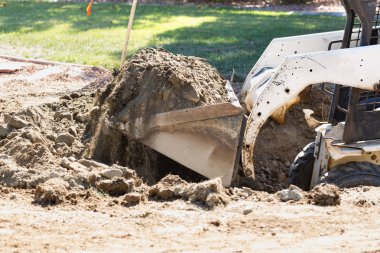 Küçük Buldozer Havuz Kurulumu İçin Bahçede Kazıyor