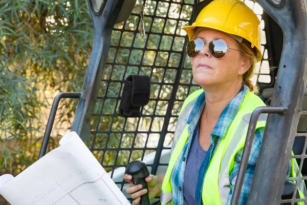 Souriante Ouvrière Tenant Des Plans Techniques Aide Petit Bulldozer Sur — Photo