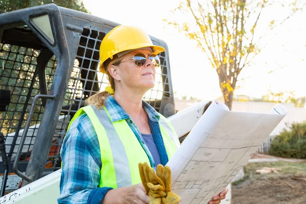 Kvinnlig Arbetstagare Håller Tekniska Ritningar Nära Små Bulldozer Constrcution Webbplats — Stockfoto