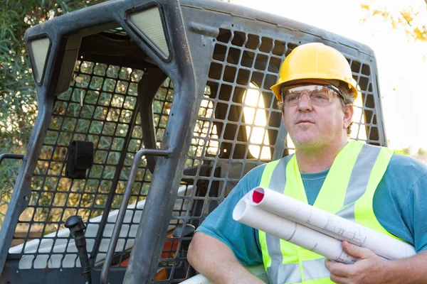 Travailleurs Masculins Avec Des Plans Techniques Sur Chantier Construction — Photo