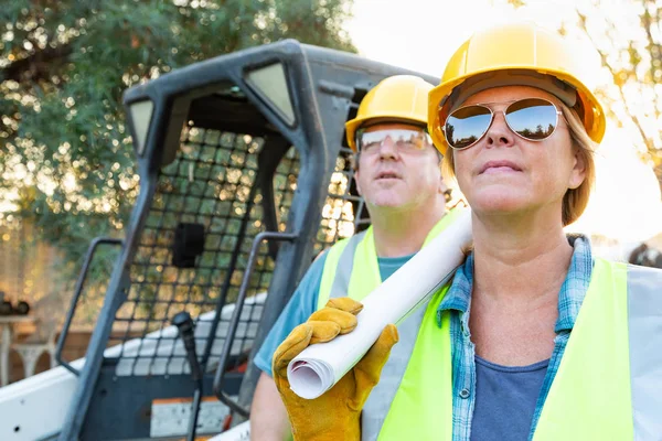 Arbeiter Und Arbeiterinnen Mit Technischen Bauplänen Auf Der Baustelle — Stockfoto