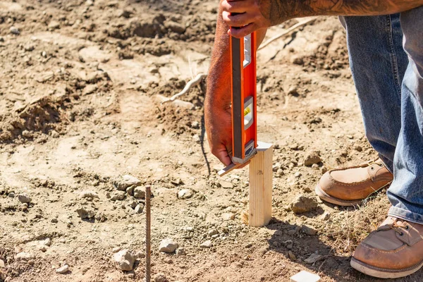 Arbeiter Nutzt Pegel Baustelle — Stockfoto