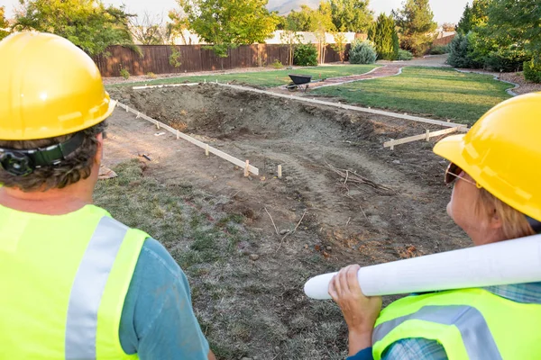 Travailleurs Travailleuses Qui Donnent Sur Chantier Construction Piscines — Photo