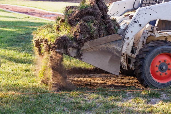 Küçük Buldozer Bahçeden Çimenleri Kaldırıyor Havuz Kurulumuna Hazırlanıyor — Stok fotoğraf