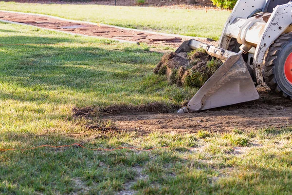 Kleine Planierraupe Entfernt Gras Vom Hof Und Bereitet Sich Auf — Stockfoto