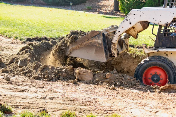 Piccolo Bulldozer Scavare Nel Cortile Installazione Della Piscina — Foto Stock