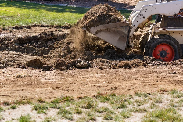 Küçük Buldozer Havuz Kurulumu Çin Bahçede Kazıyor — Stok fotoğraf