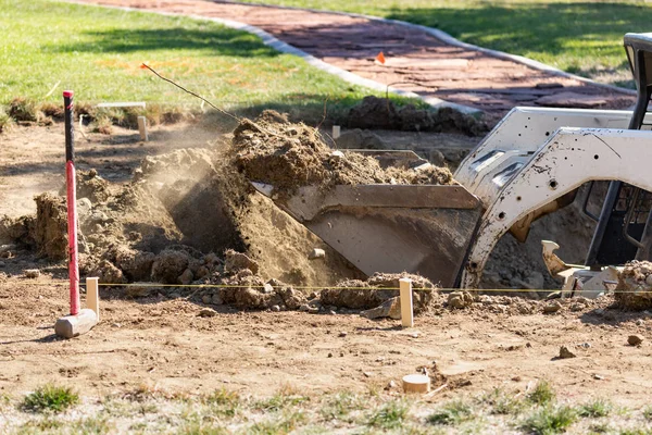 Küçük Buldozer Havuz Kurulumu Çin Bahçede Kazıyor — Stok fotoğraf