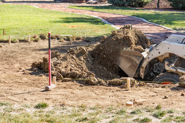 Piccolo Bulldozer Scavare Nel Cortile Installazione Della Piscina — Foto Stock