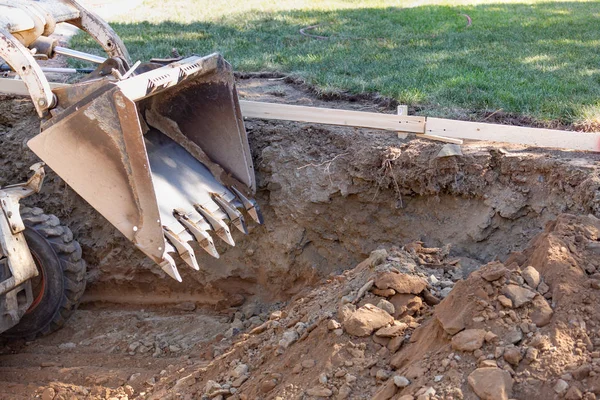 Petit Bulldozer Creusant Dans Cour Pour Installation Piscine — Photo