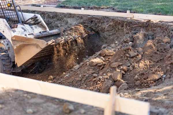 Kleine Planierraupe Gräbt Hof Für Pool Installation — Stockfoto