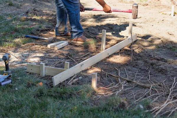 Arbeiter Montiert Pfähle Und Holzführungen Auf Baustelle — Stockfoto