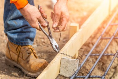 İşçi koruma çelik demir ile tel pense kesici alet inşaat sahasında çerçeveleme.