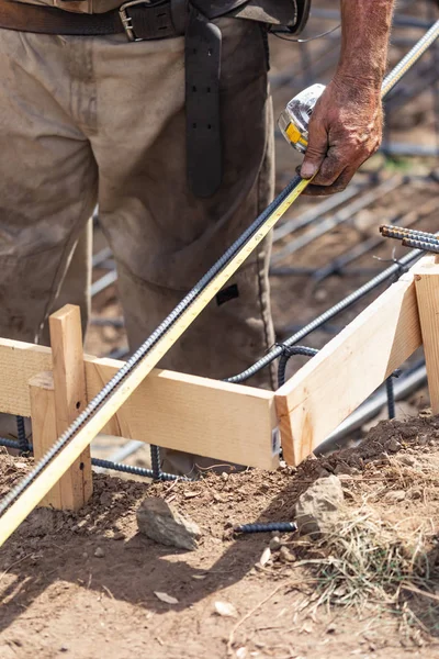 Arbeiter Misst Stahlbewehrung Auf Baustelle — Stockfoto