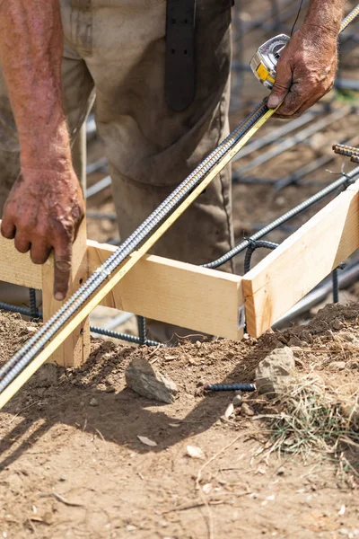 Arbeiter Misst Stahlbewehrung Auf Baustelle — Stockfoto