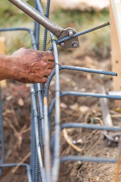 Arbeiter Biegt Stahlbewehrung Auf Baustelle Mit Werkzeug — Stockfoto