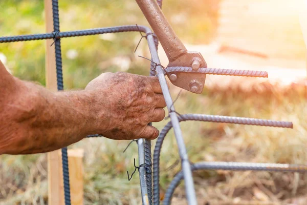 Arbeiter Biegt Stahlbewehrung Auf Baustelle Mit Werkzeug — Stockfoto