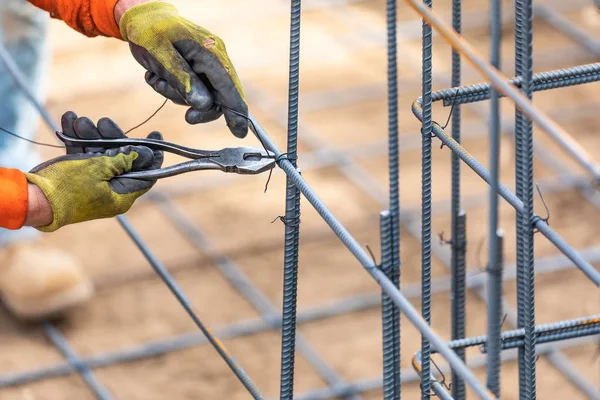 Arbeiter Sichert Stahlbewehrung Mit Drahtzange Auf Baustelle — Stockfoto