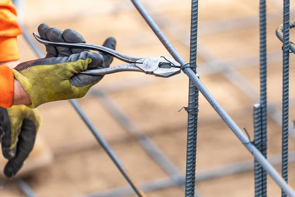 労働者固定鋼鉄筋建設現場でワイヤー ペンチ カッター ツールのフレーム — ストック写真