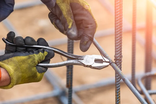 労働者固定鋼鉄筋建設現場でワイヤー ペンチ カッター ツールのフレーム — ストック写真