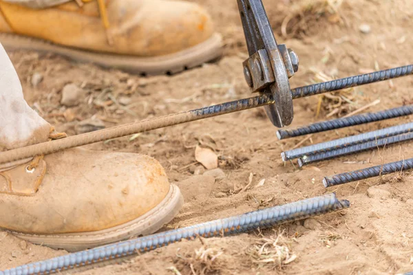 Arbeiter Schneidet Stahlbewehrung Auf Baustelle — Stockfoto