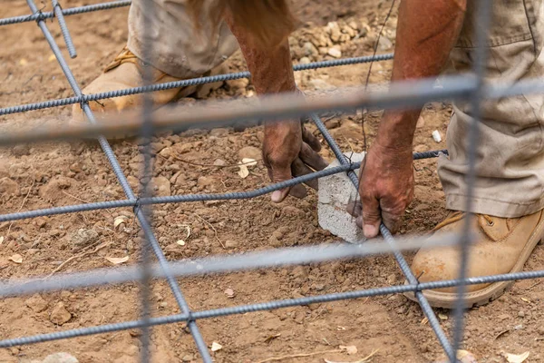 Arbeiter Sichert Stahlbewehrung Mit Drahtzange Auf Baustelle — Stockfoto