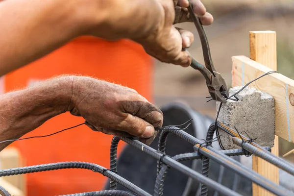 Arbeiter Sichert Stahlbewehrung Mit Drahtzange Auf Baustelle — Stockfoto
