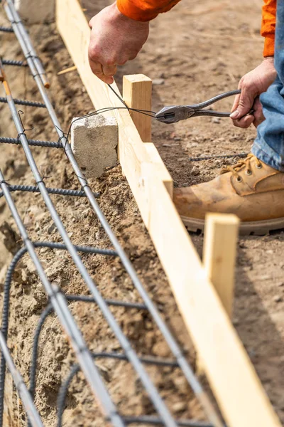 Arbeiter Sichert Stahlbewehrung Mit Drahtzange Auf Baustelle — Stockfoto