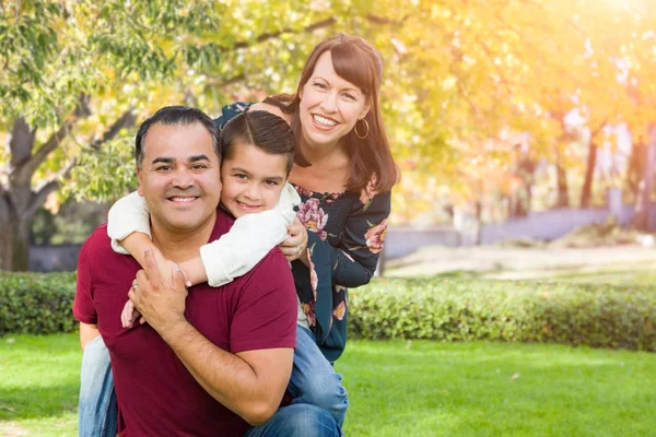 Jonge Familieportret Van Gemengd Ras Het Park — Stockfoto