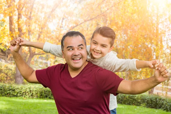 混合种族西班牙裔和白种人的儿子和父亲有乐趣在公园 — 图库照片