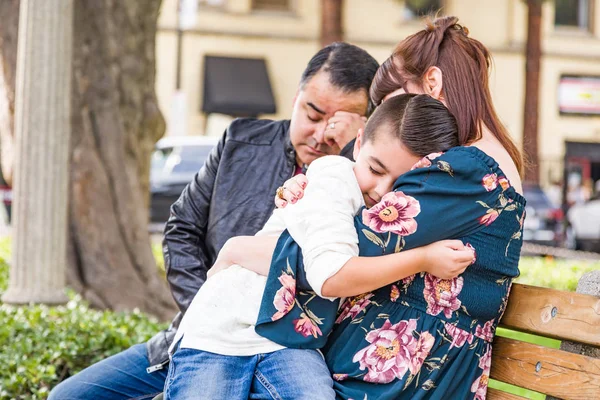 Kaukasische Moeder Vader Van Hispanic Troostend Gemengd Ras Zoon Outdoors — Stockfoto