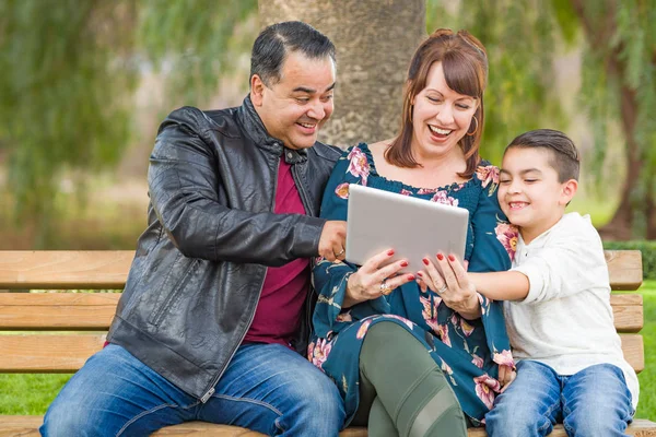 Madre Caucásica Padre Hispano Usando Tableta Computadora Con Hijo Raza — Foto de Stock