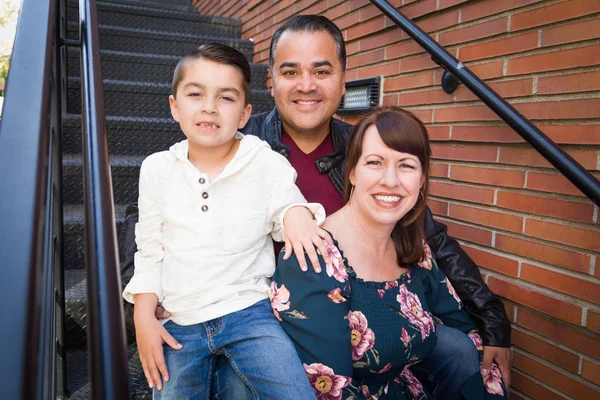 Jonge Familieportret Van Gemengd Ras Het Park — Stockfoto