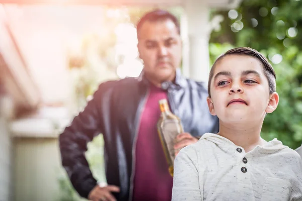 Bang Gekneusd Gemengd Ras Boy Voor Boze Man Met Fles — Stockfoto