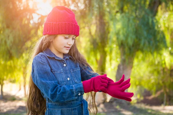 Χαριτωμένα Μικτή Φυλή Κοπέλα Φορώντας Κόκκινο Πλέκει Κγπ Βάζοντας Γάντια — Φωτογραφία Αρχείου