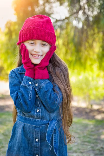 Carino Misto Razza Giovane Ragazza Indossa Rosso Maglia Cap Guanti — Foto Stock