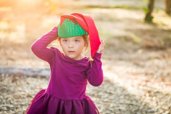 Młodych Cute Mieszane Rasy Dziewczynki Zabawy Zewnątrz Kapeluszu Boże Narodzenie — Zdjęcie stockowe