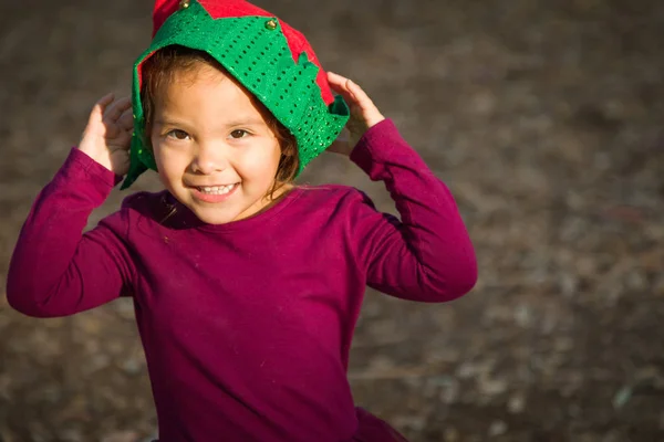 Młodych Cute Mieszane Rasy Dziewczynki Zabawy Zewnątrz Kapeluszu Boże Narodzenie — Zdjęcie stockowe