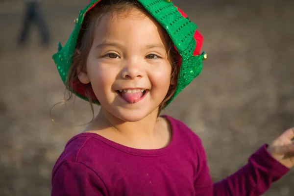 Милая Смешанная Раса Молодая Девочка Весело Носить Рождественскую Шляпу Открытом — стоковое фото