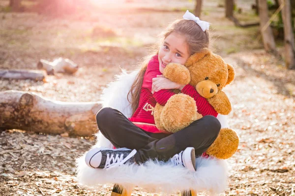 Roztomilý Mladý Smíšené Rasy Dívka Objímá Medvídka Venku — Stock fotografie